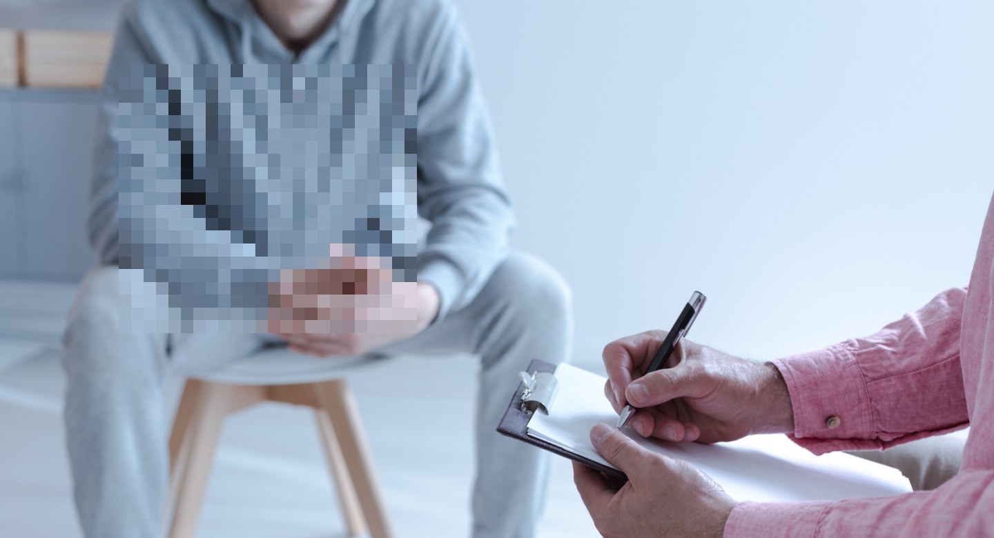 Вывод из запоя на дому: врач проводит осмотр и готовит инфузионную терапию